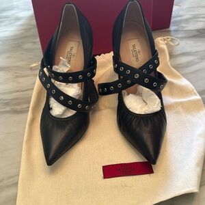 Valentino Garavani Black leather heels/pumps, size 37.5 EU (US ~7.5) LW2S0A53